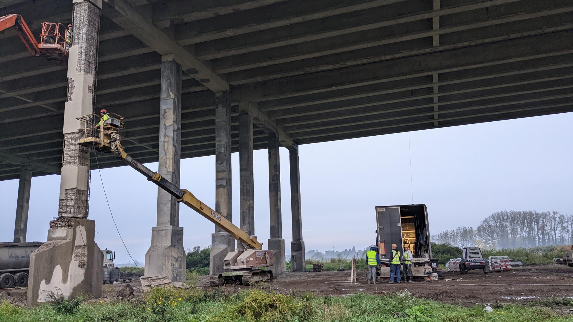 De aannemer herstelt het beton van de pijlers van het viaduct.