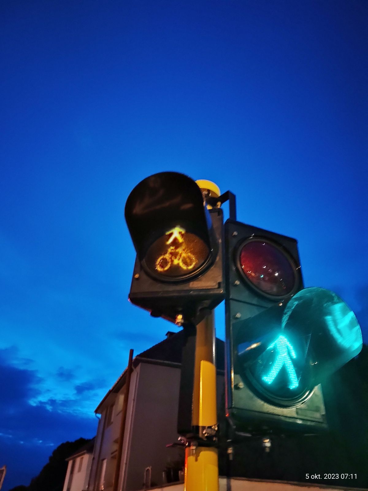 Het knipperlicht met de fietsers en voetganger geeft rechts afslaand verkeer een waarschuwing