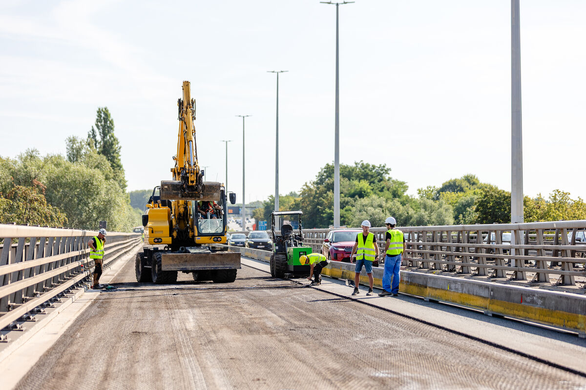 Grote en kleine machines en veel manueel werk bij het vervangen van de brugvoegen op het viaduct in Kraainem