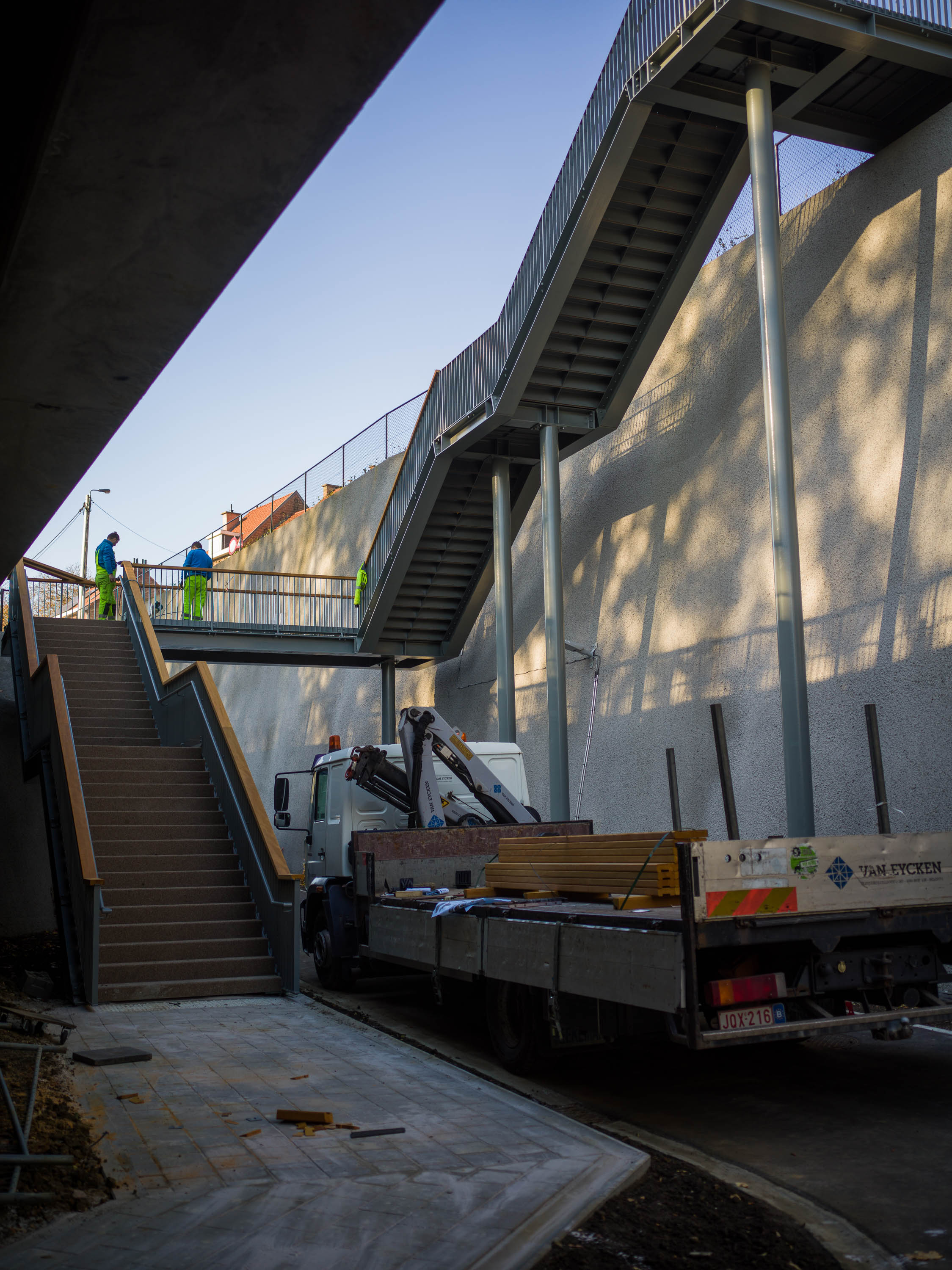 Arbeiders leggen de laatste hand aan de nieuwe trappenconstructie waar voetgangers vanuit de kant Keizersberg naar de Stadvest kunnen wandelen