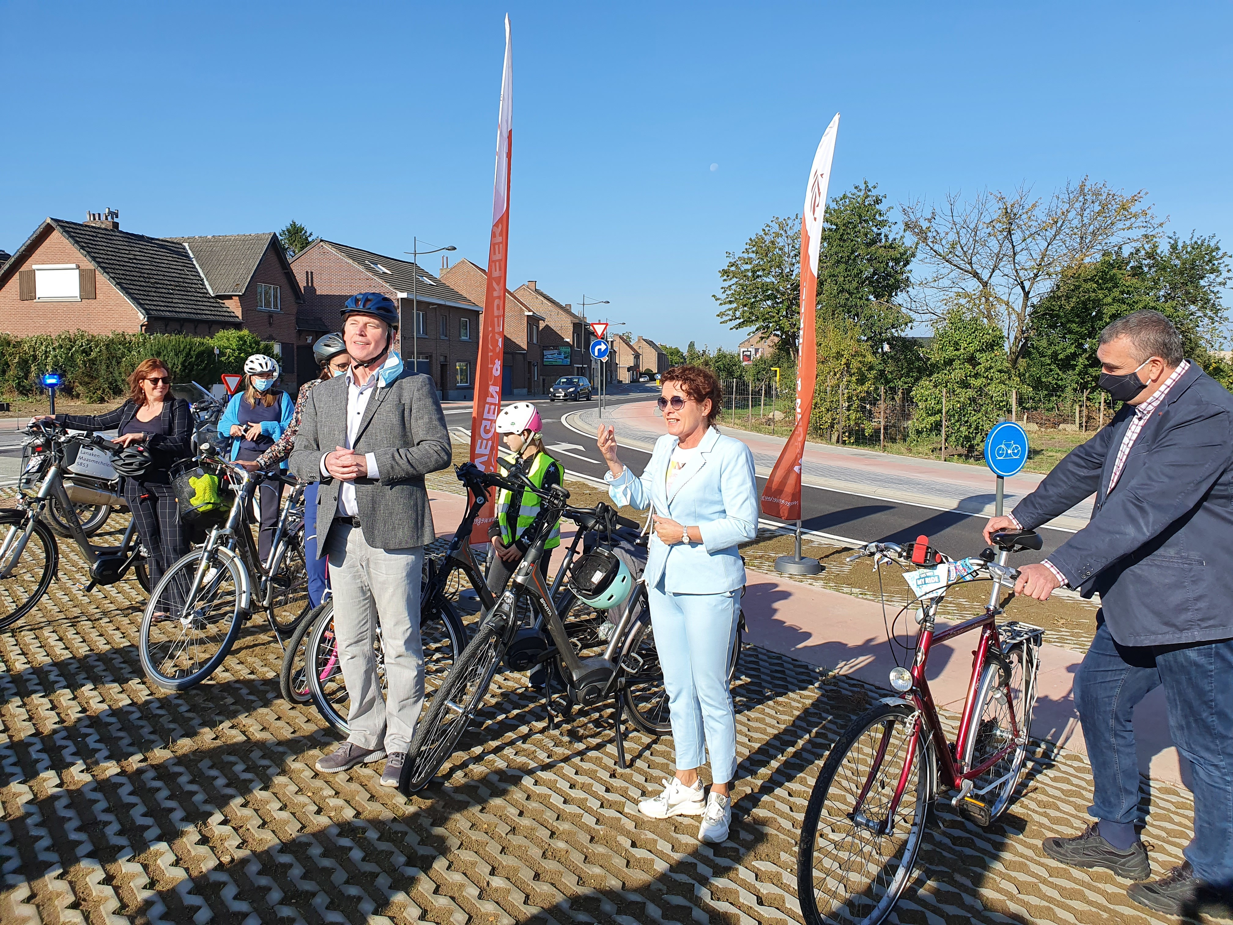 Minister en burgemeester fietsen nieuwe rotonde Veldwezelt in