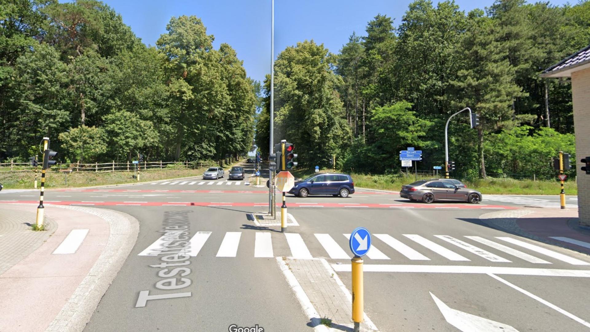 Het kruispunt vandaag aan de Testeltsesteenweg(N165)  kijkrichting Abdijstraat Averbode