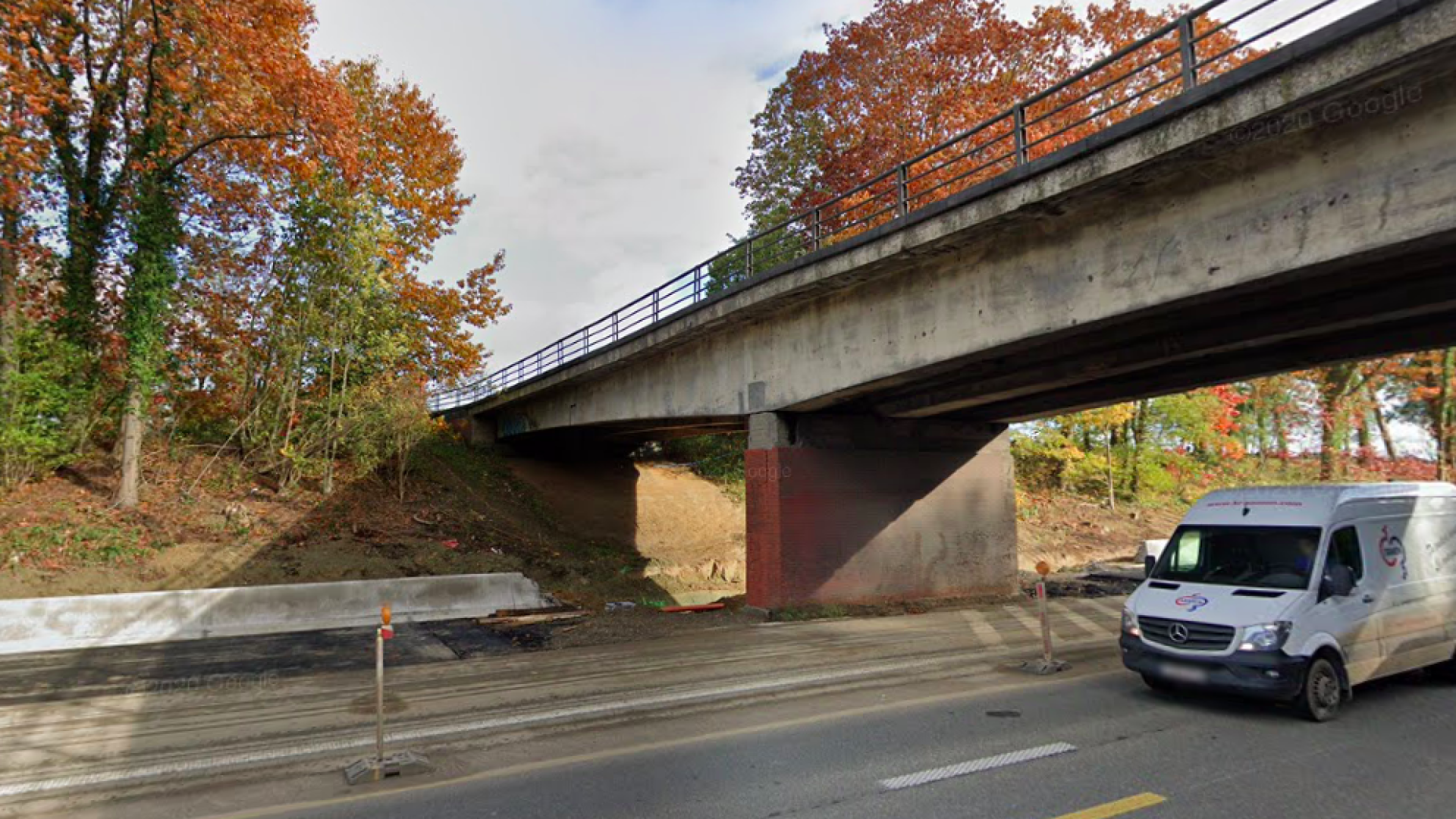 De huidige brug Kortemansstraat/Jozef Mertensstraat over de E40. (c) Google Maps.