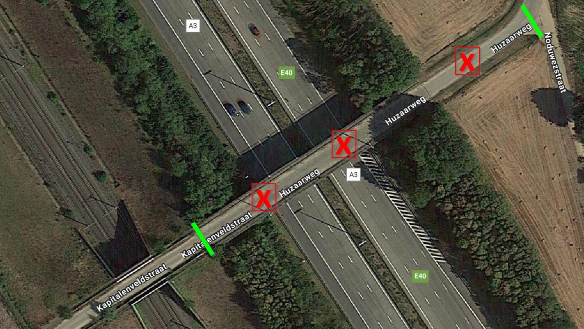 Aanduiding van waar tot waar de brug aan Huzaarweg wordt afgebroken