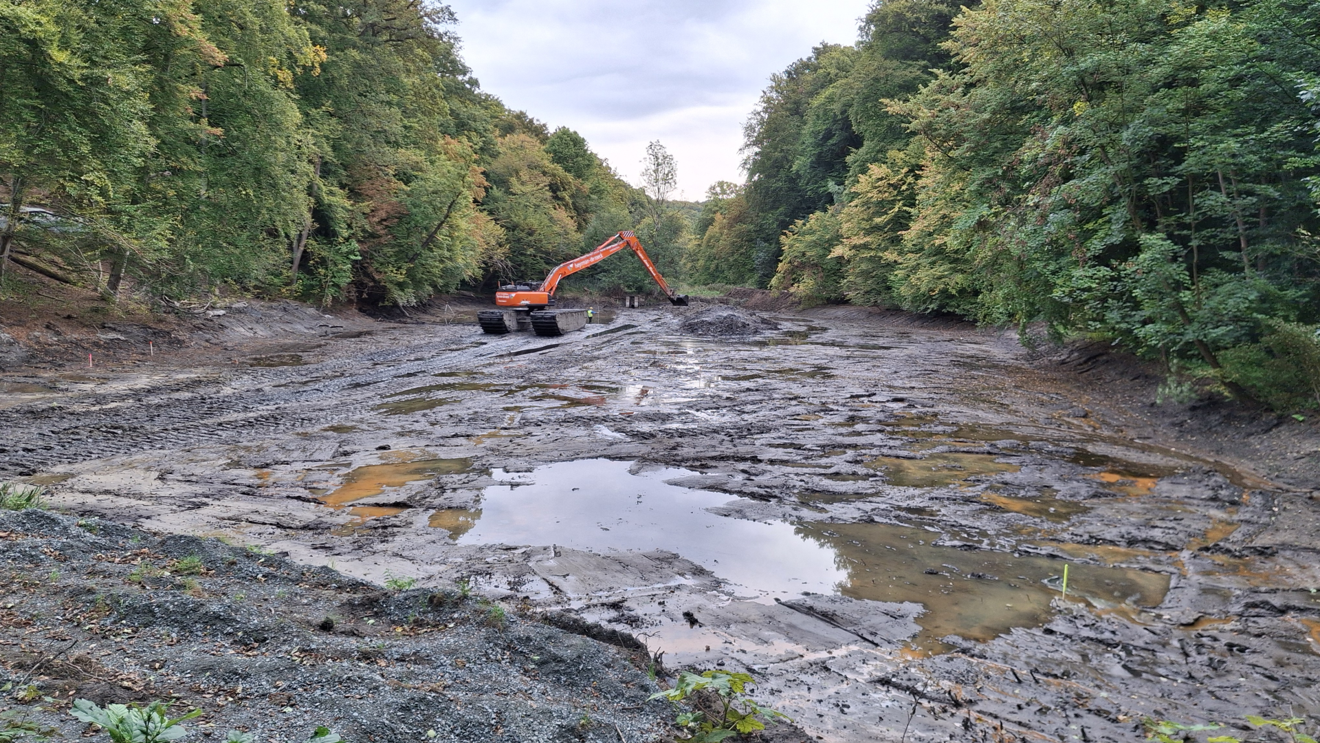 Een speciale kraan verwijderde het slib uit de vijvers