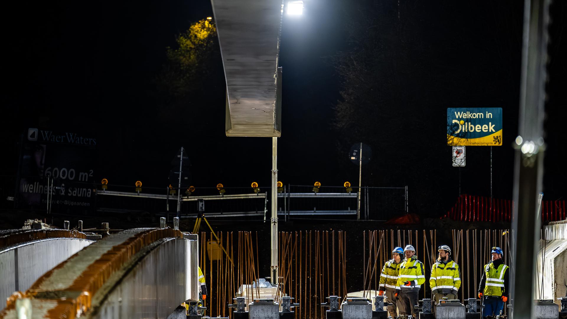 Plaatsen van 6 liggers op beide landhoofden van de nieuwe brug in Dilbeek - 1