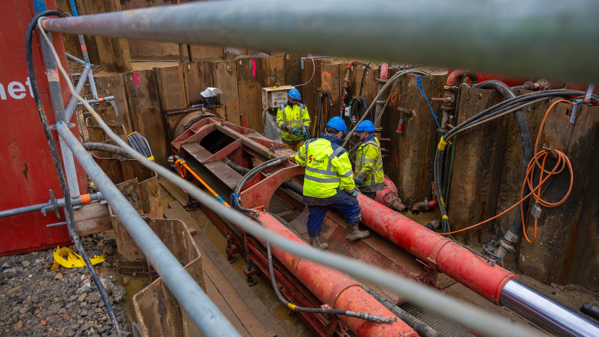 De doorpersing van een nieuwe afvoerbuis