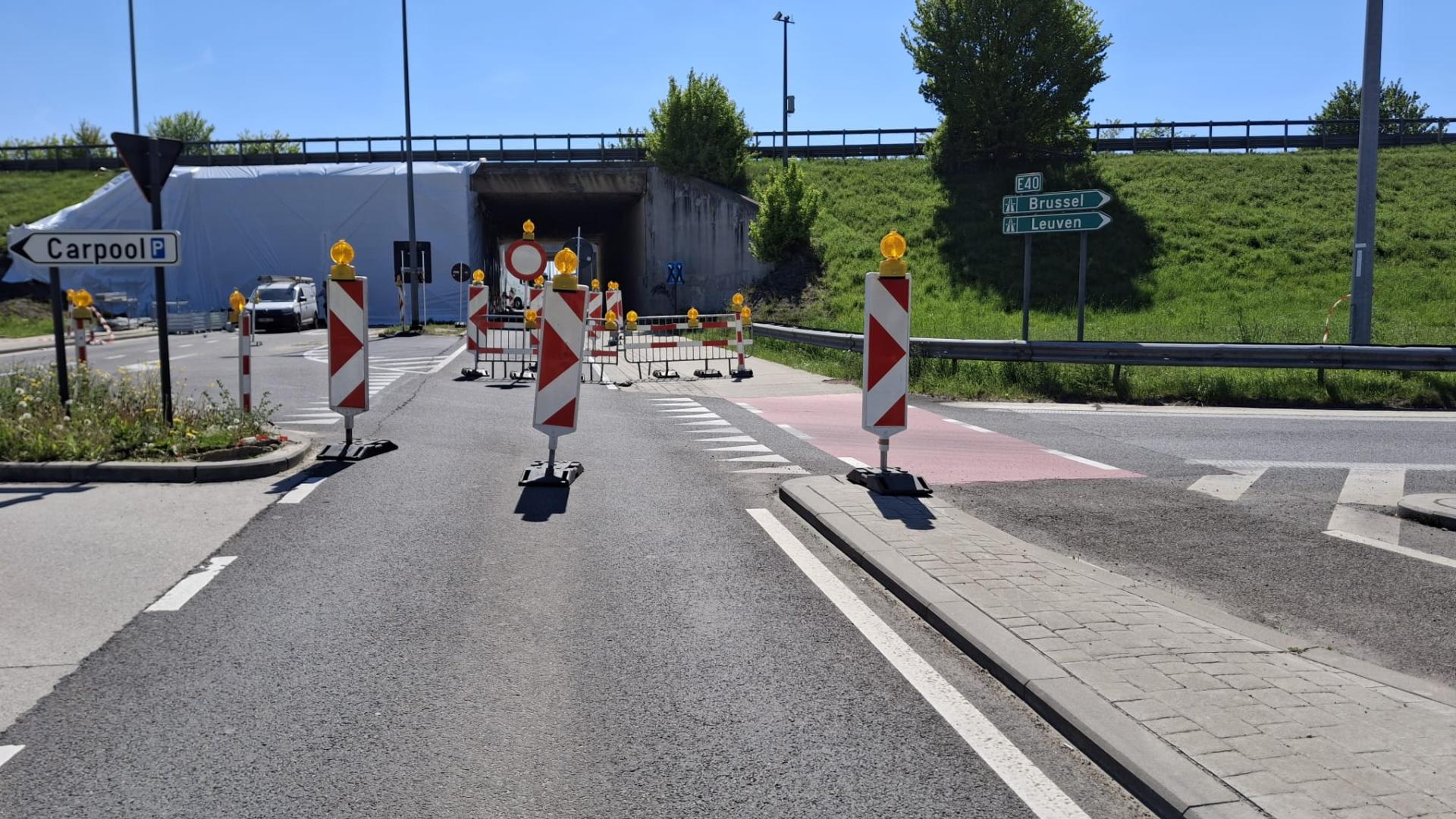 Ingepakte doorgang voor de eerste fase van asbestsanering