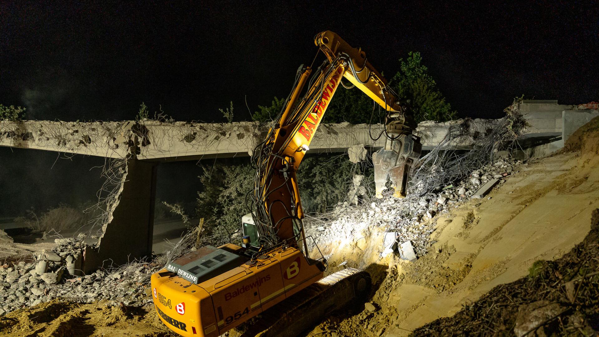 Met zes kranen wordt aan de afbraak van de brug gewerkt - 2