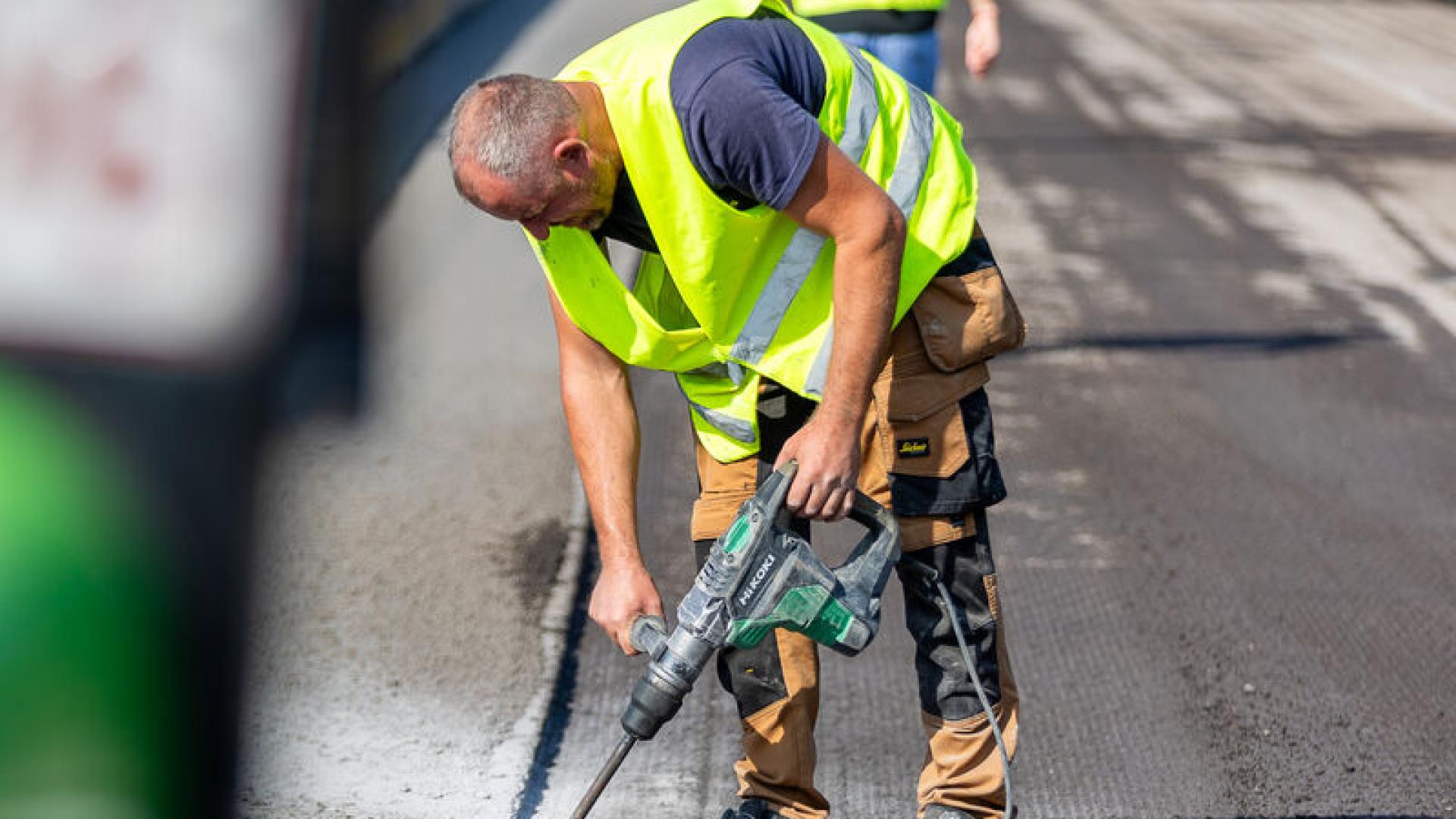 Grote en kleine machines en veel manueel werk bij het vervangen van de brugvoegen op het viaduct in Kraainem