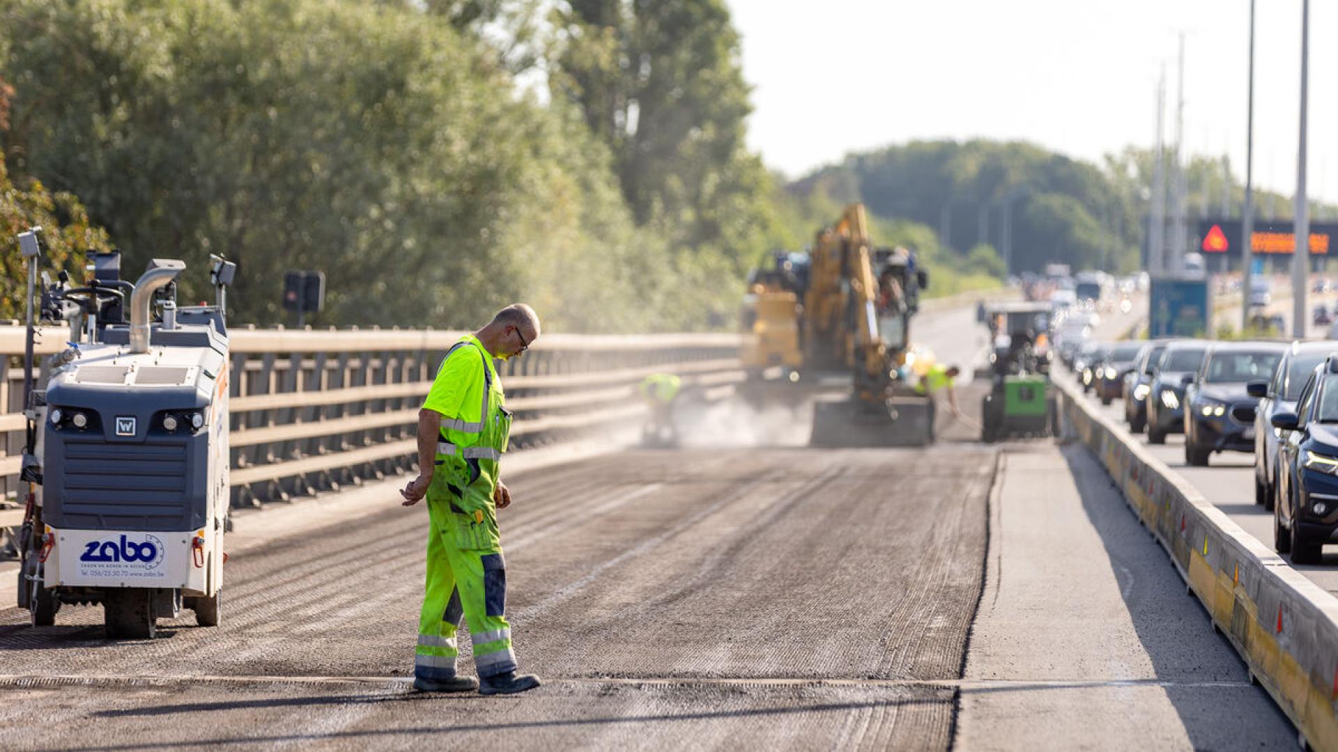 Grote en kleine machines en veel manueel werk bij het vervangen van de brugvoegen op het viaduct in Kraainem