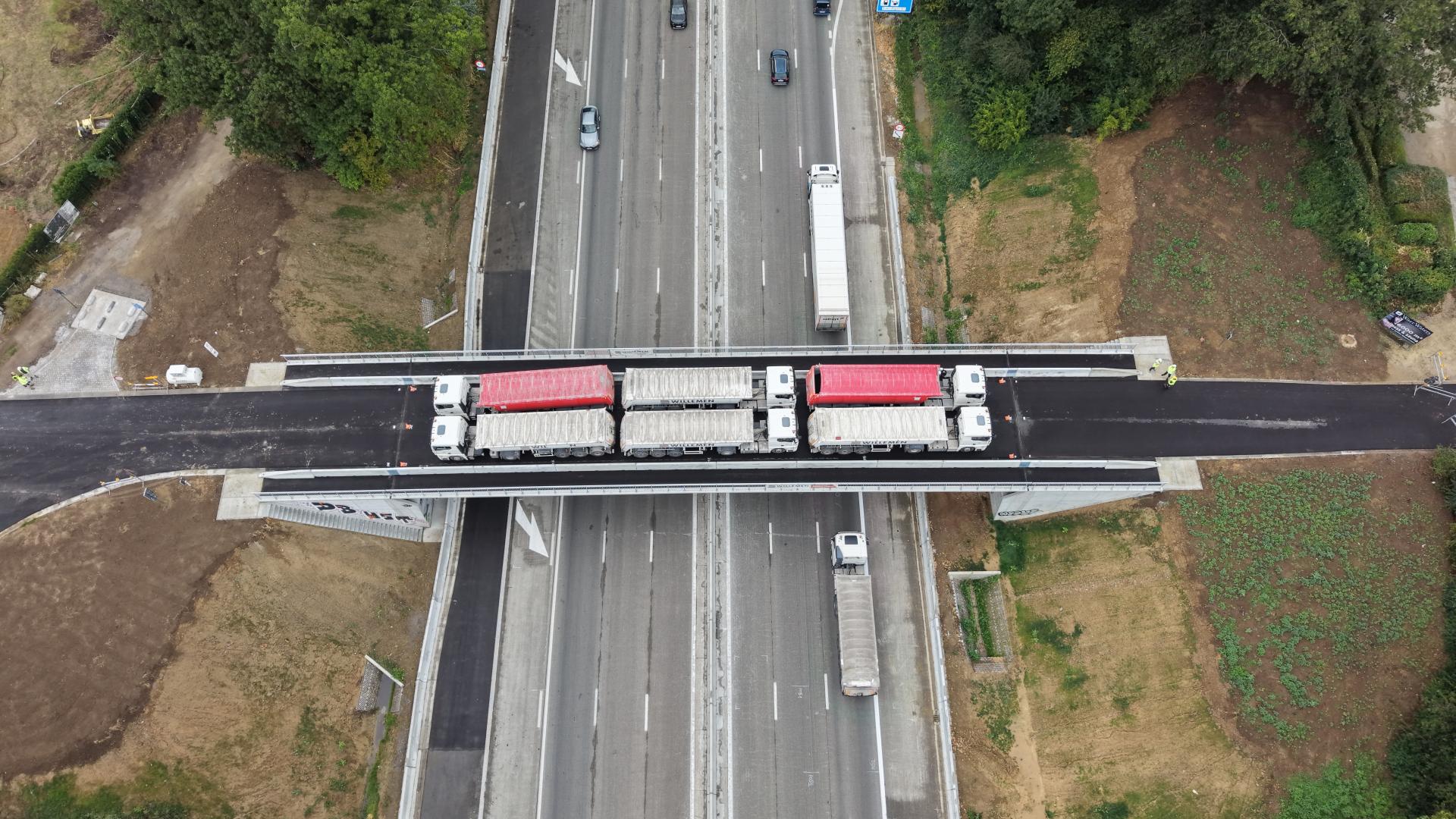 Beeld genomen tijdens de belastingsproef op de nieuwe brug in Dilbeek