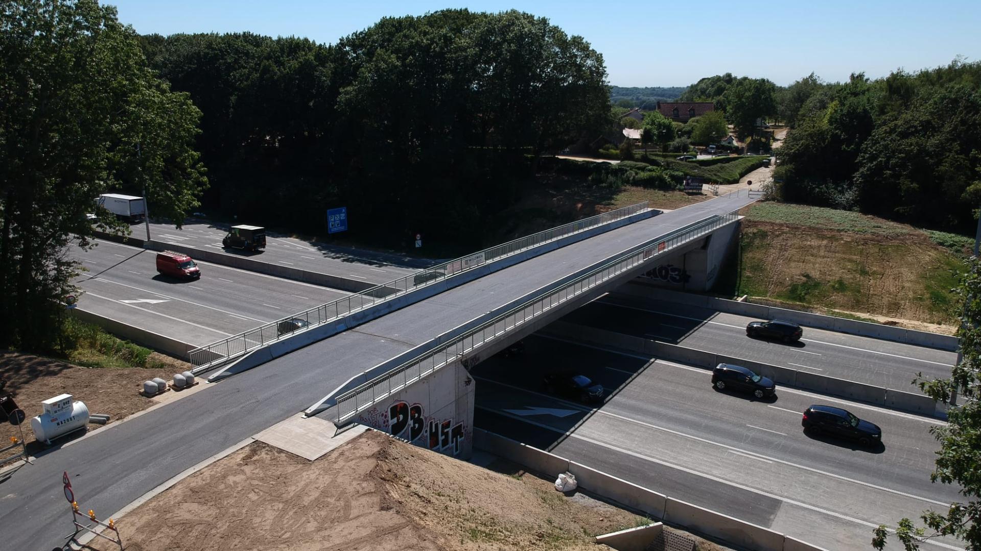 Vernieuwde brug aan Jozef Mertensstraat over E40 in Dilbeek_1