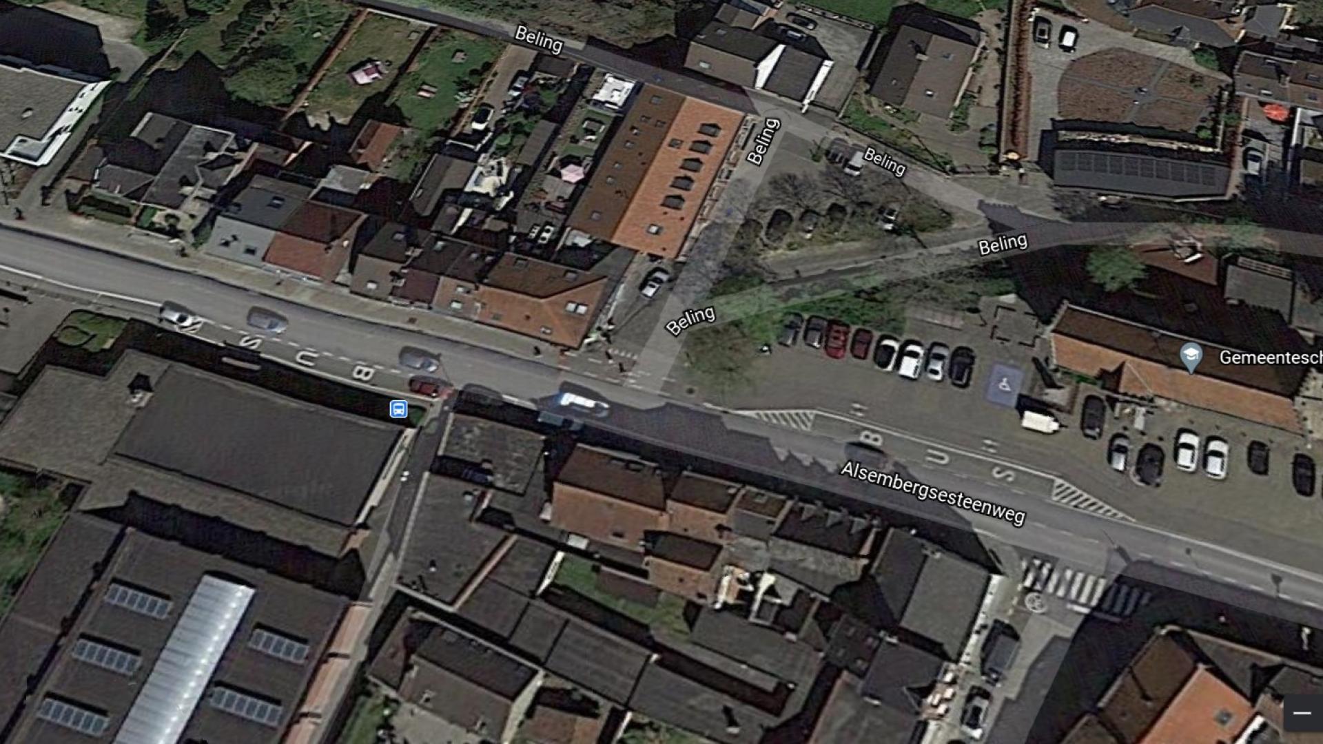 Huidige situatie de bushavens Dworp Sportschuur op de  Alsembergsesteenweg (foto ©: Google Earth)
