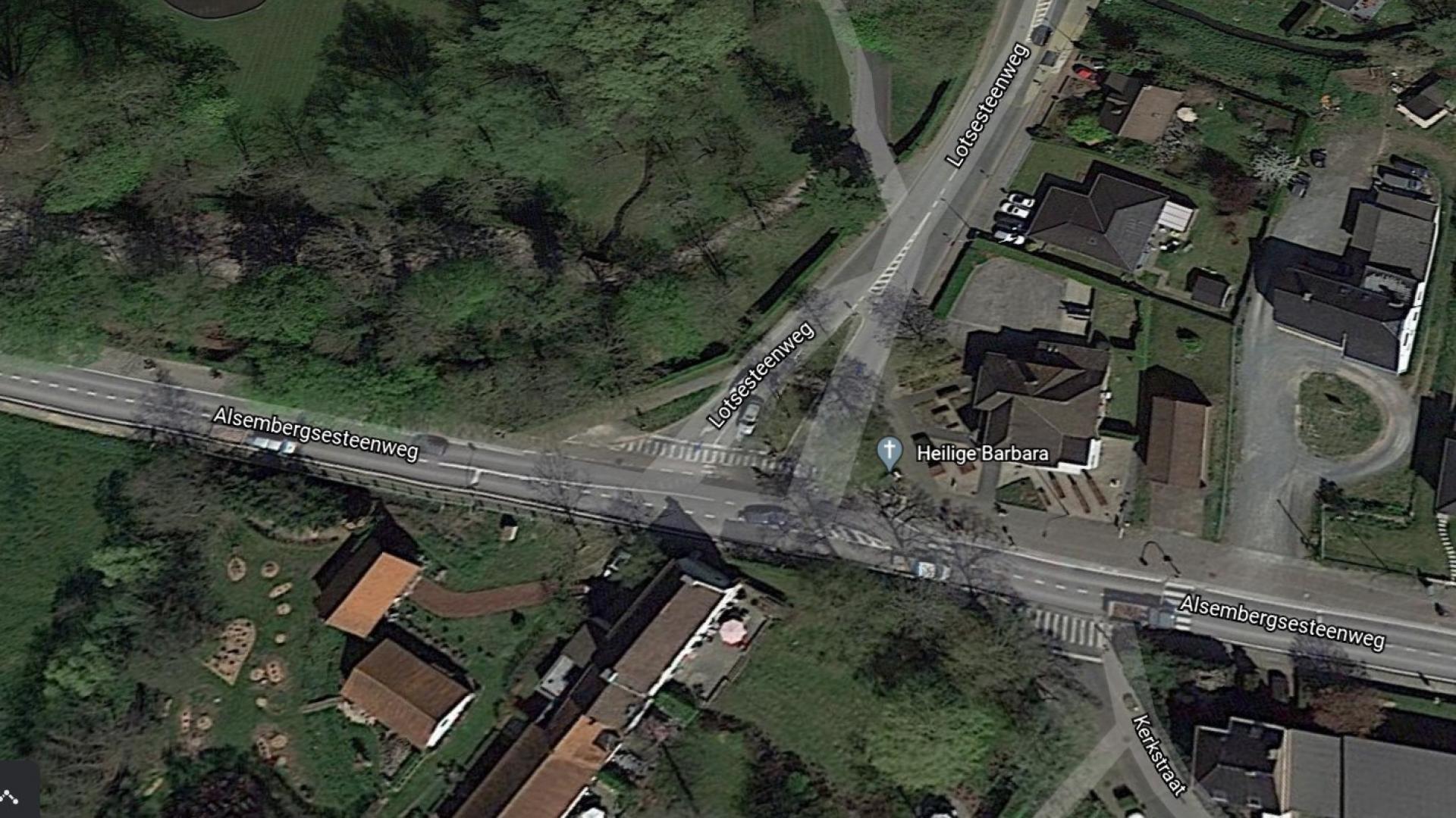 Huidige situatie van het kruispunt Alsembergsesteenweg met de Lotsesteenweg en de Kerkstraat (foto ©: Google Earth)
