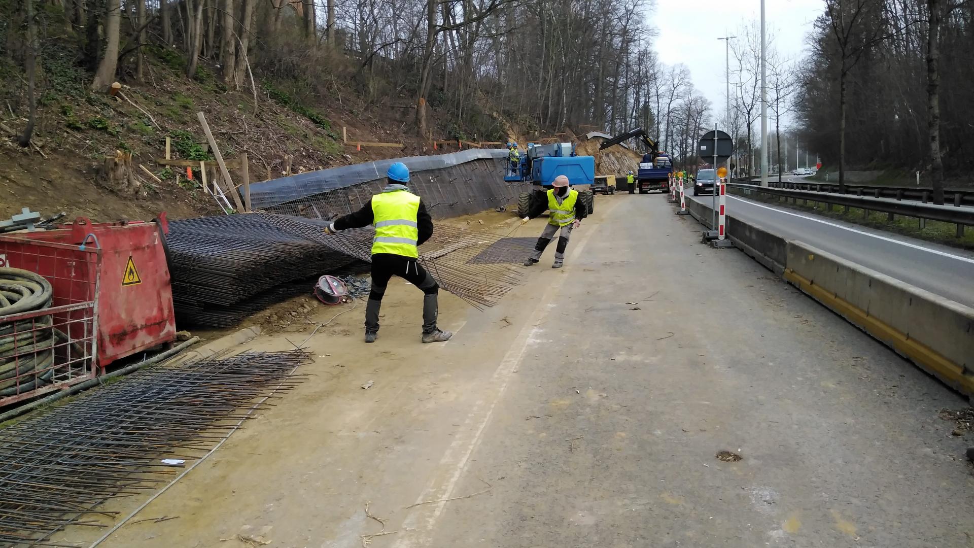Fotoreeks aanleg dubbelrichtingsfietspad kant Rennessingel: voorbereiding vernageling wand