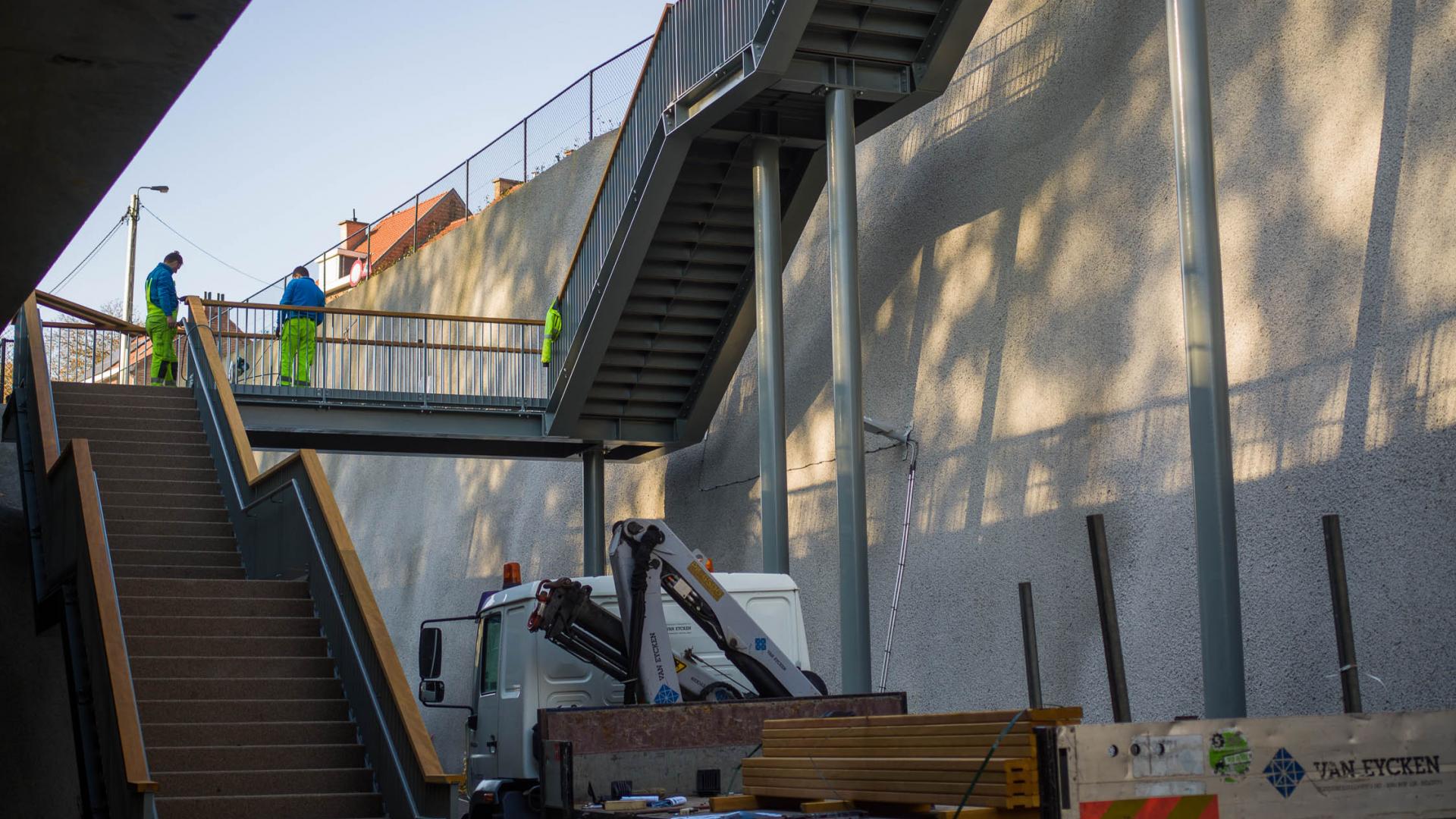 Arbeiders leggen de laatste hand aan de nieuwe trappenconstructie waar voetgangers vanuit de kant Keizersberg naar de Stadvest kunnen wandelen