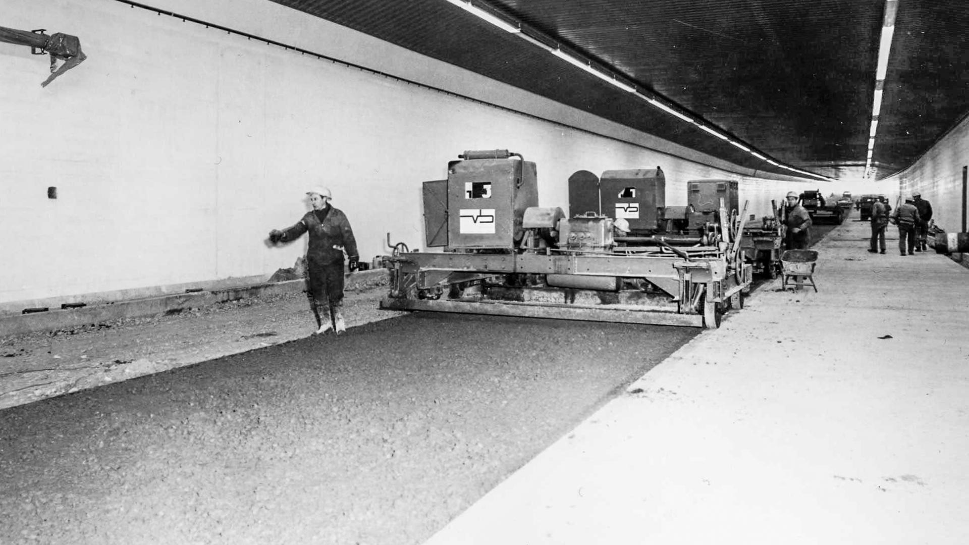 KT - blik in de historie - aanleg wegverharding in tunnel maart 1969