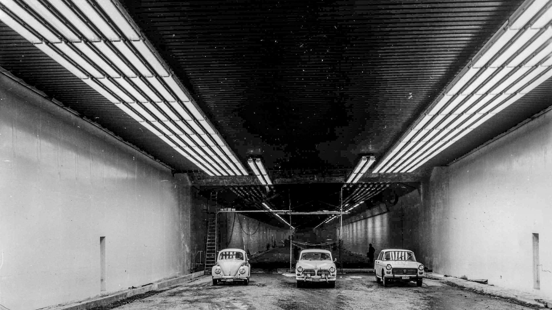 KT - blik in de historie - met 3 auto's worden de 3 rijstroken in de tunnel aangeduid