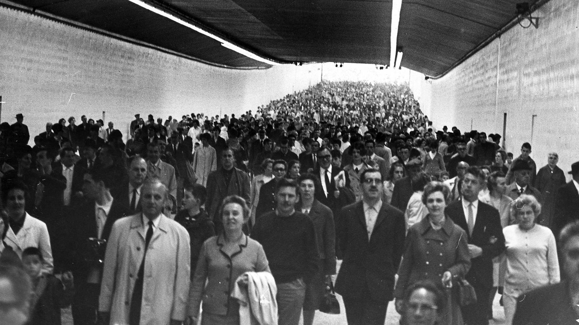 KT - blik in de historie - duizenden bezoekers wandelen door tunnel