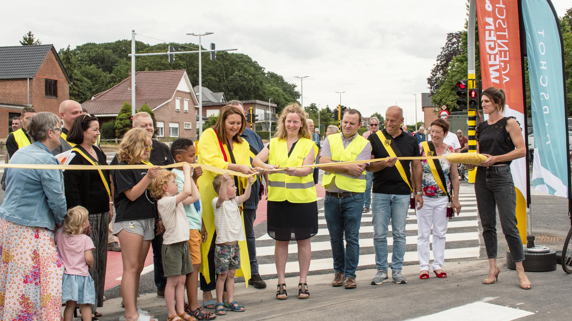 Wegen en Verkeer opent met schepenen en burgemeester de Herseltsesteenweg - 2