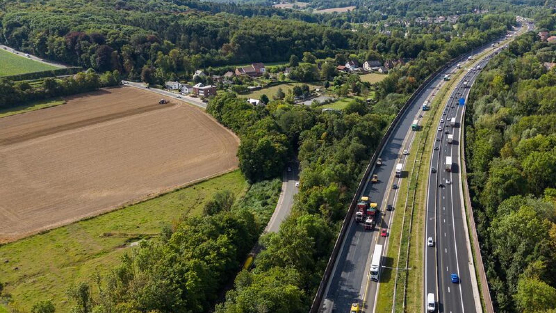 Beeld tijdens asfalteringswerken tussen Beersel en Halle op Brusselse ring