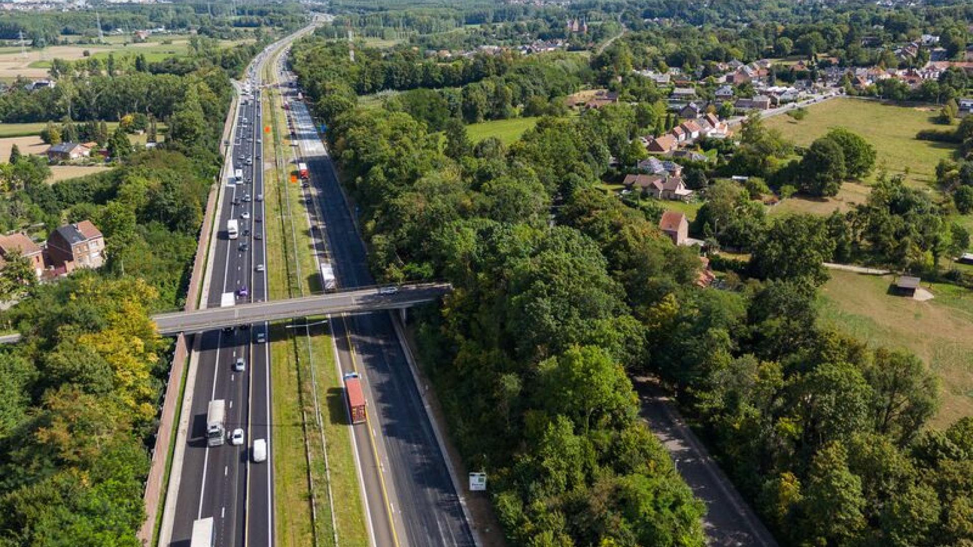 Beeld tijdens asfalteringswerken tussen Beersel en Halle op Brusselse ring