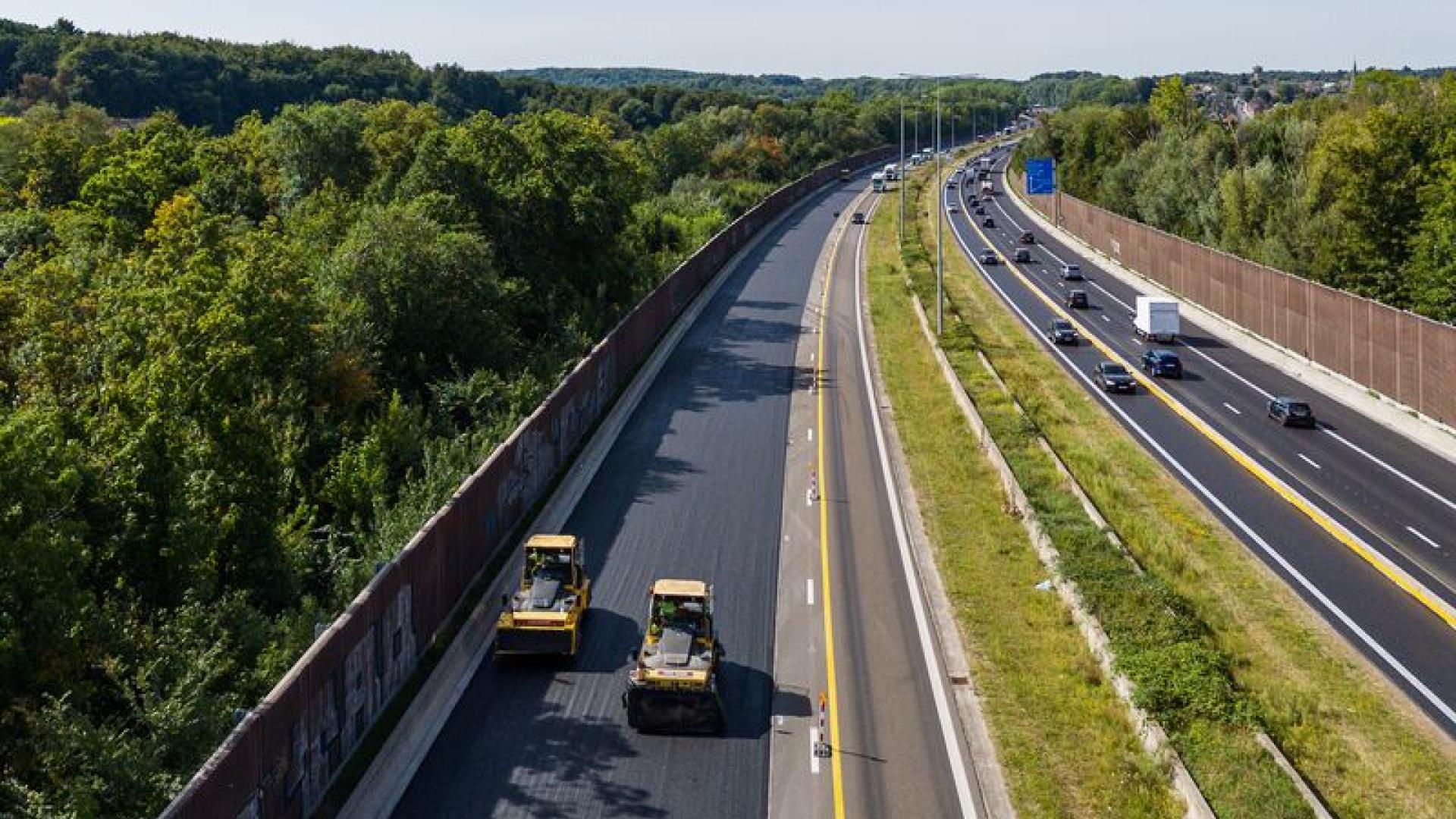 Beeld tijdens asfalteringswerken tussen Beersel en Halle op Brusselse ring