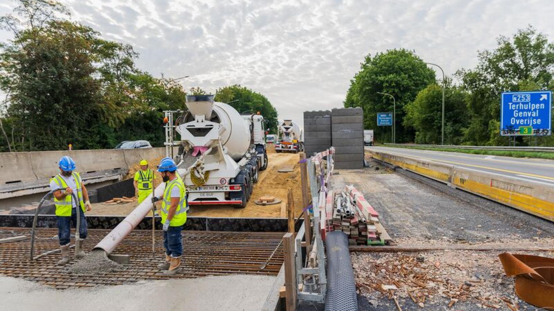 Betonstort middenpijler op E411 voor nieuwe brug Bredestraat