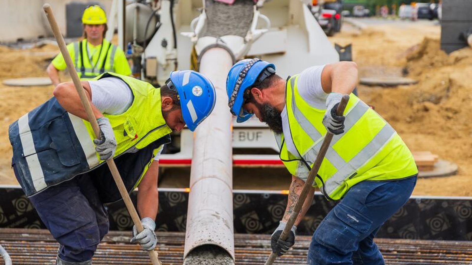 Betonstort middenpijler op E411 voor nieuwe brug Bredestraat - 2