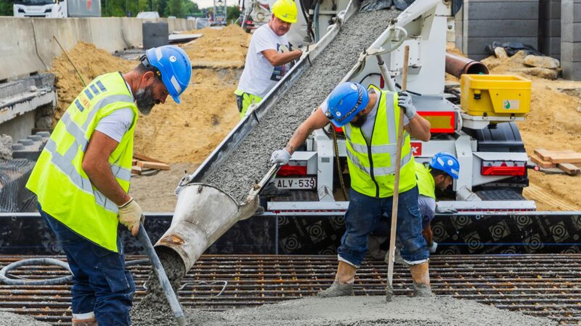 Betonstort middenpijler op E411 voor nieuwe brug Bredestraat - 3