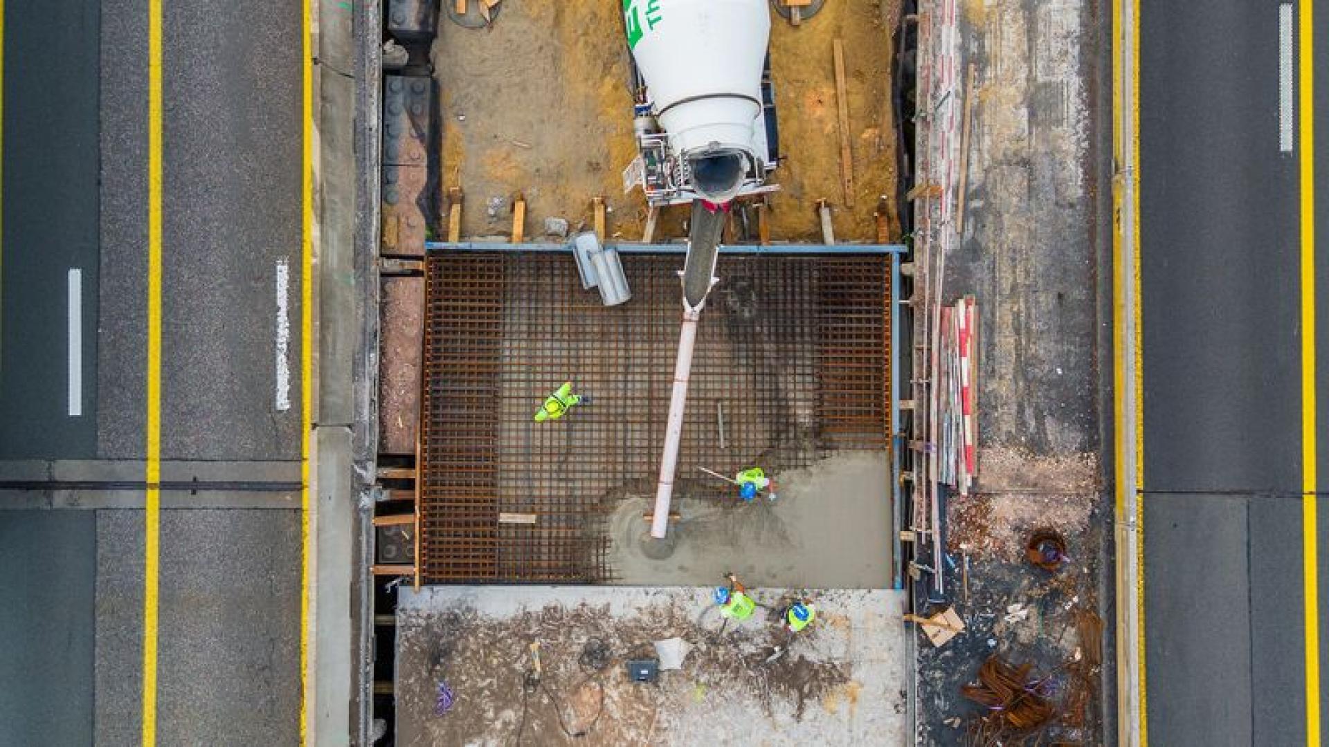 Betonstort middenpijler op E411 voor nieuwe brug Bredestraat - 6