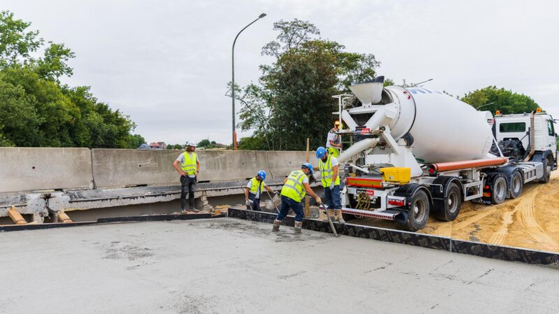 Betonstort middenpijler op E411 voor nieuwe brug Bredestraat - 7