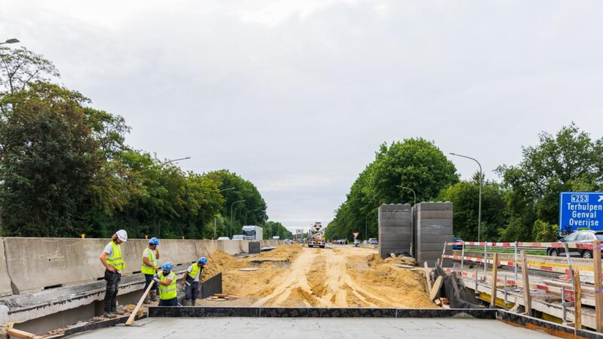 Betonstort middenpijler op E411 voor nieuwe brug Bredestraat - 9