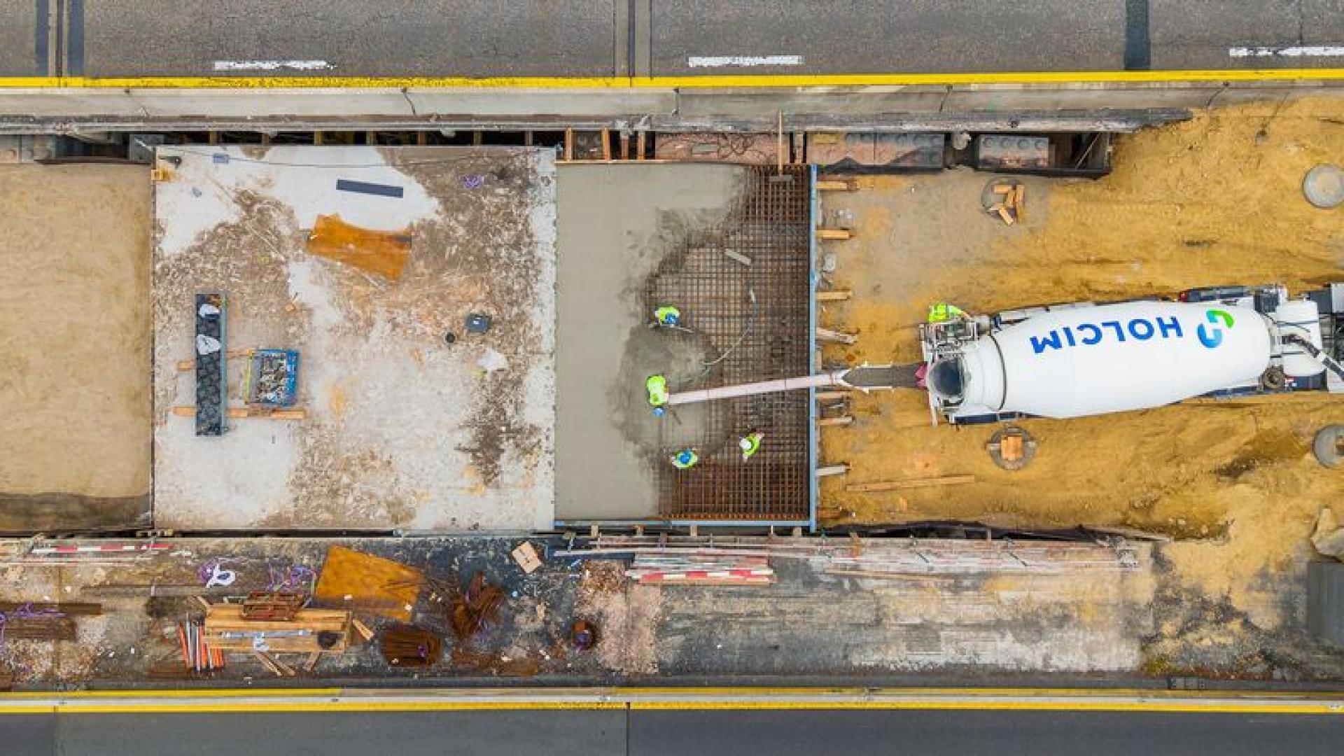 Betonstort middenpijler op E411 voor nieuwe brug Bredestraat - 10