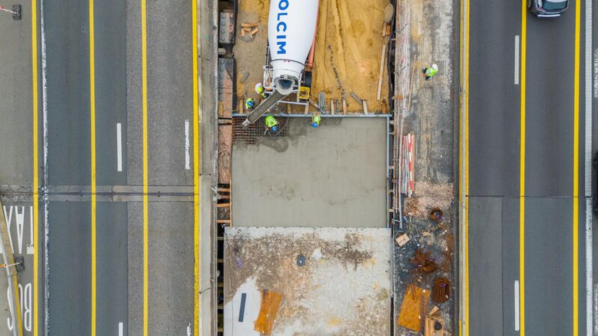 Betonstort middenpijler op E411 voor nieuwe brug Bredestraat - 11