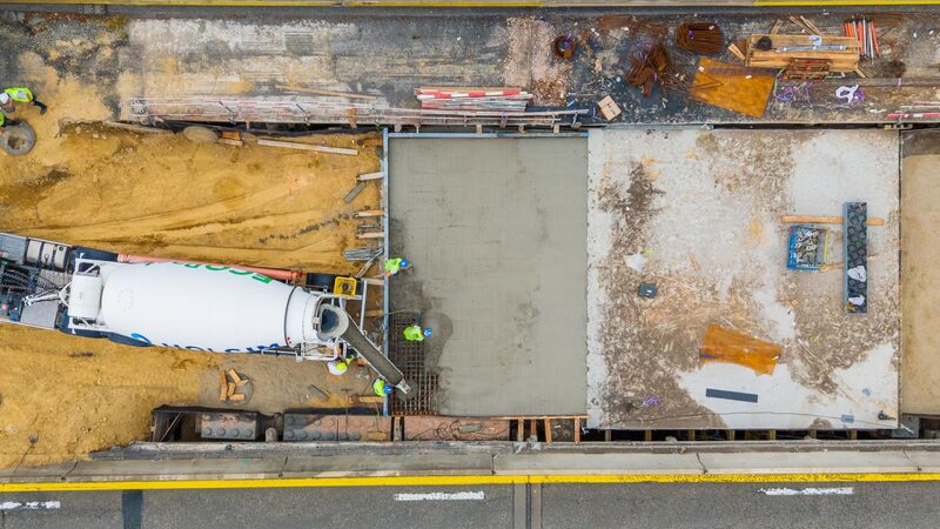 Betonstort middenpijler op E411 voor nieuwe brug Bredestraat - 12