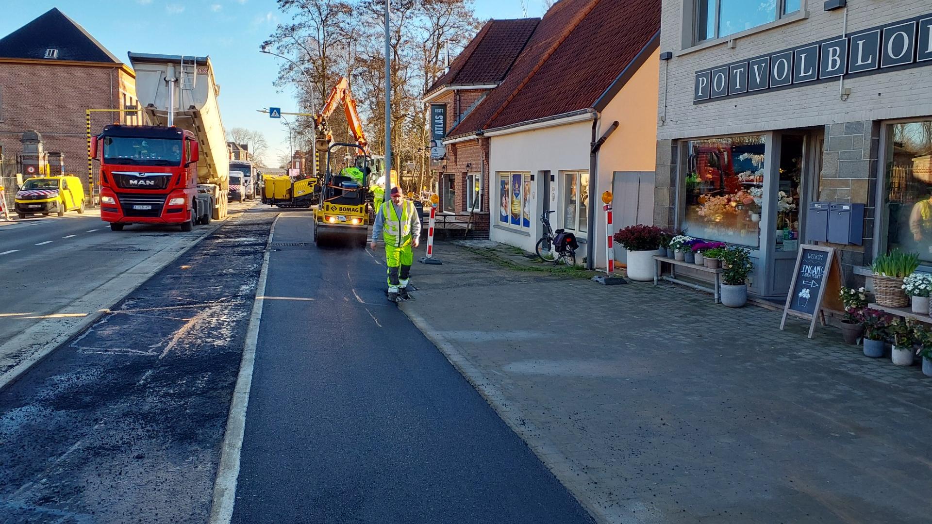 Februari_laatste afwerkingen asfalt van fietspaden en markeringen_6