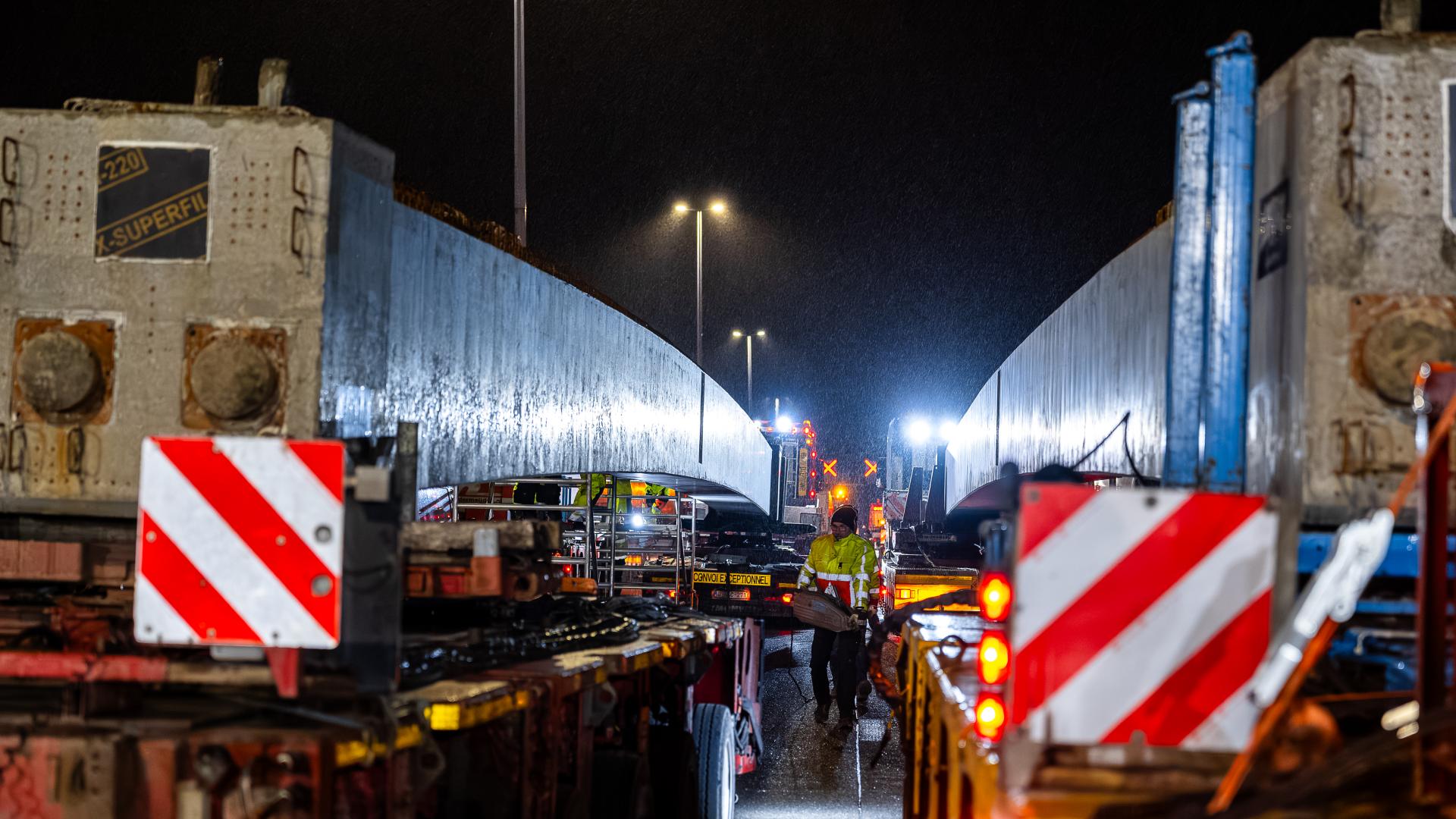 Plaatsen van 6 liggers op beide landhoofden van de nieuwe brug in Dilbeek - 4