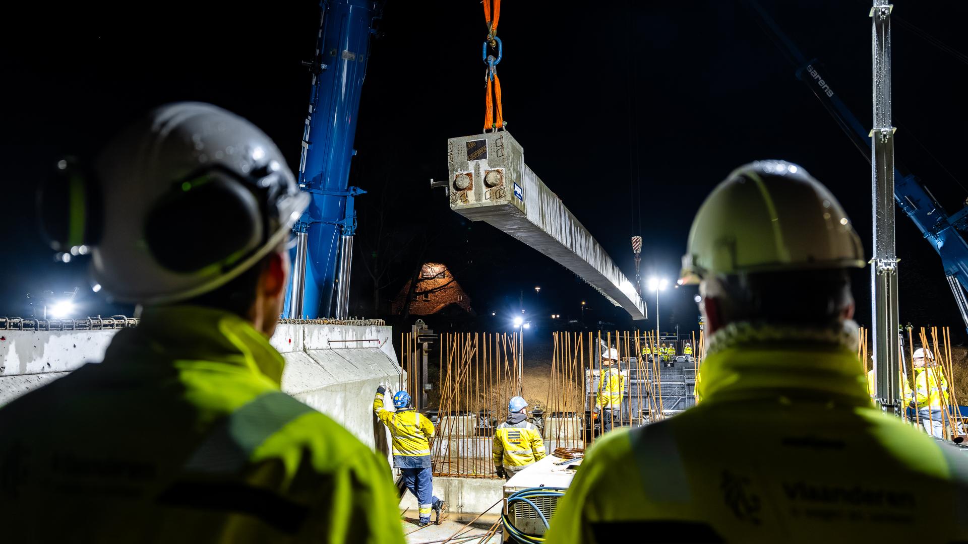 Plaatsen van 6 liggers op beide landhoofden van de nieuwe brug in Dilbeek - 1
