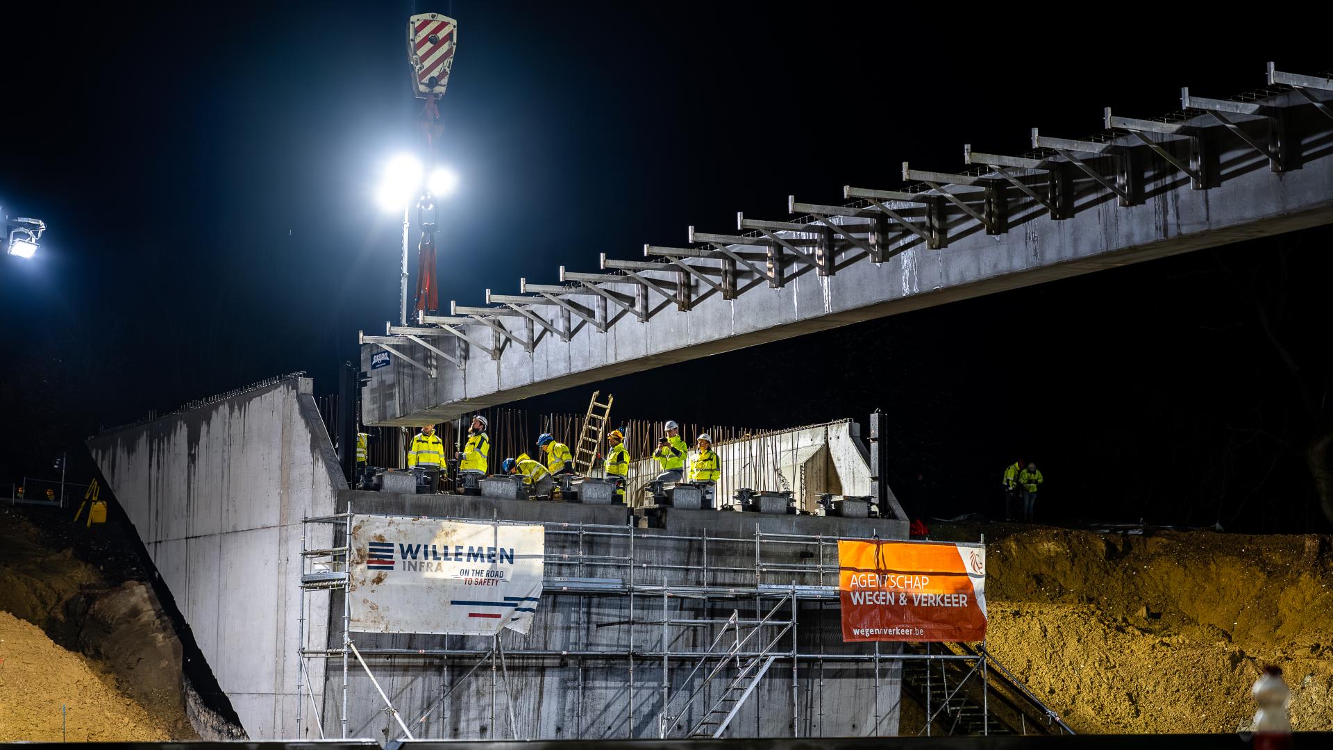 Plaatsen van 6 liggers op beide landhoofden van de nieuwe brug in Dilbeek - 2