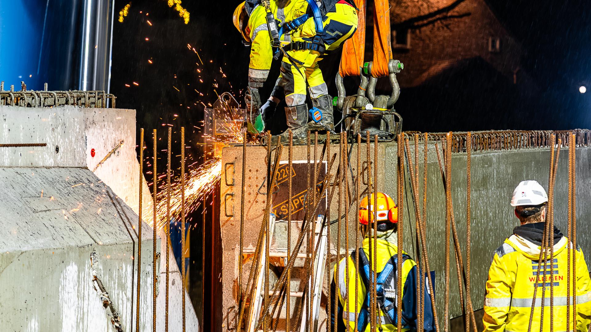 Plaatsen van 6 liggers op beide landhoofden van de nieuwe brug in Dilbeek - 6