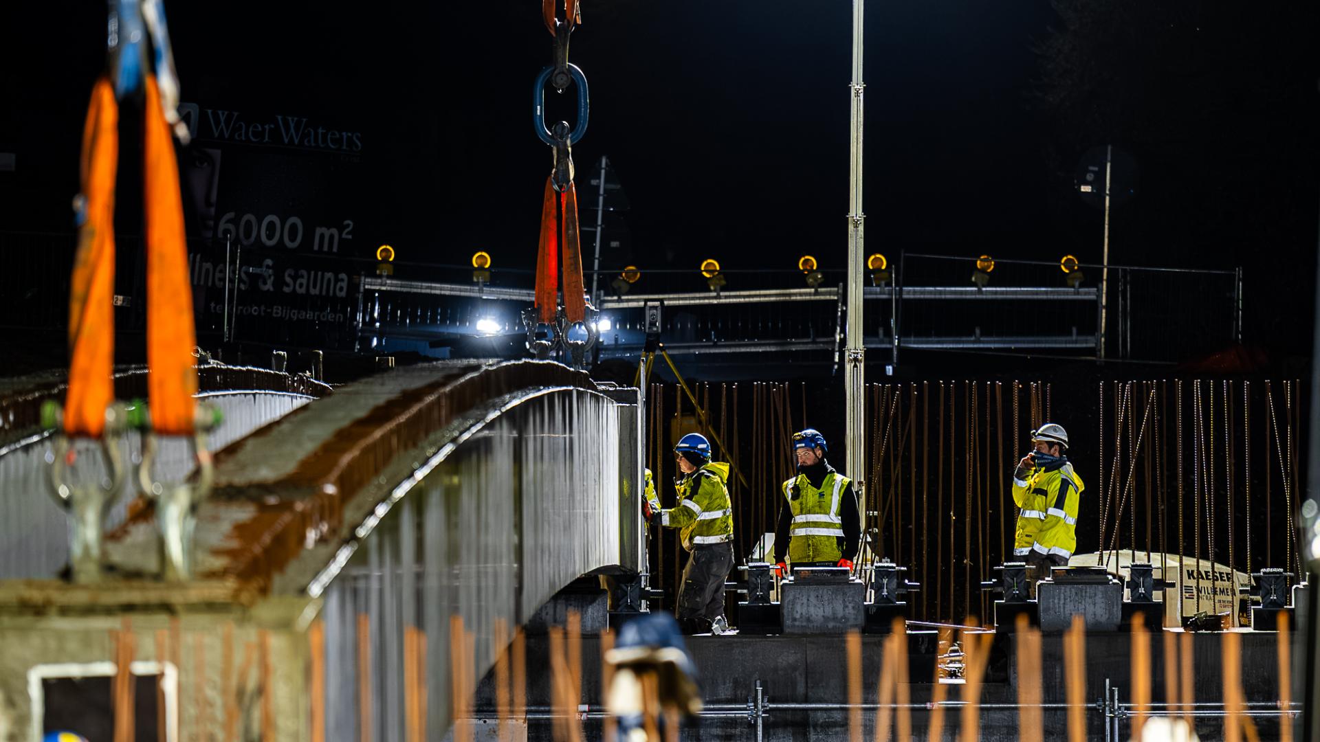 Plaatsen van 6 liggers op beide landhoofden van de nieuwe brug in Dilbeek - 5