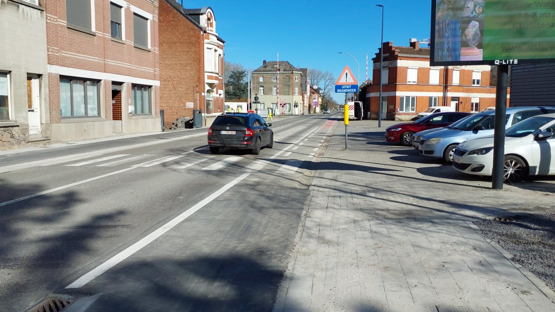 Beeld Provinciesteenweg na de werken aan voet- en fietspaden ter hoogte van station Haacht