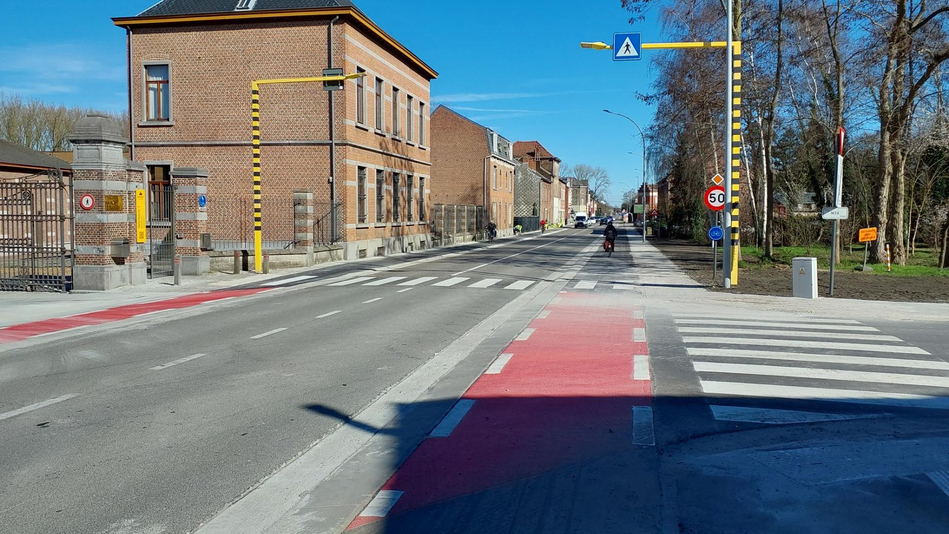 Beeld Provinciesteenweg na de werken aan voet- en fietspaden ter hoogte van Neerstraat