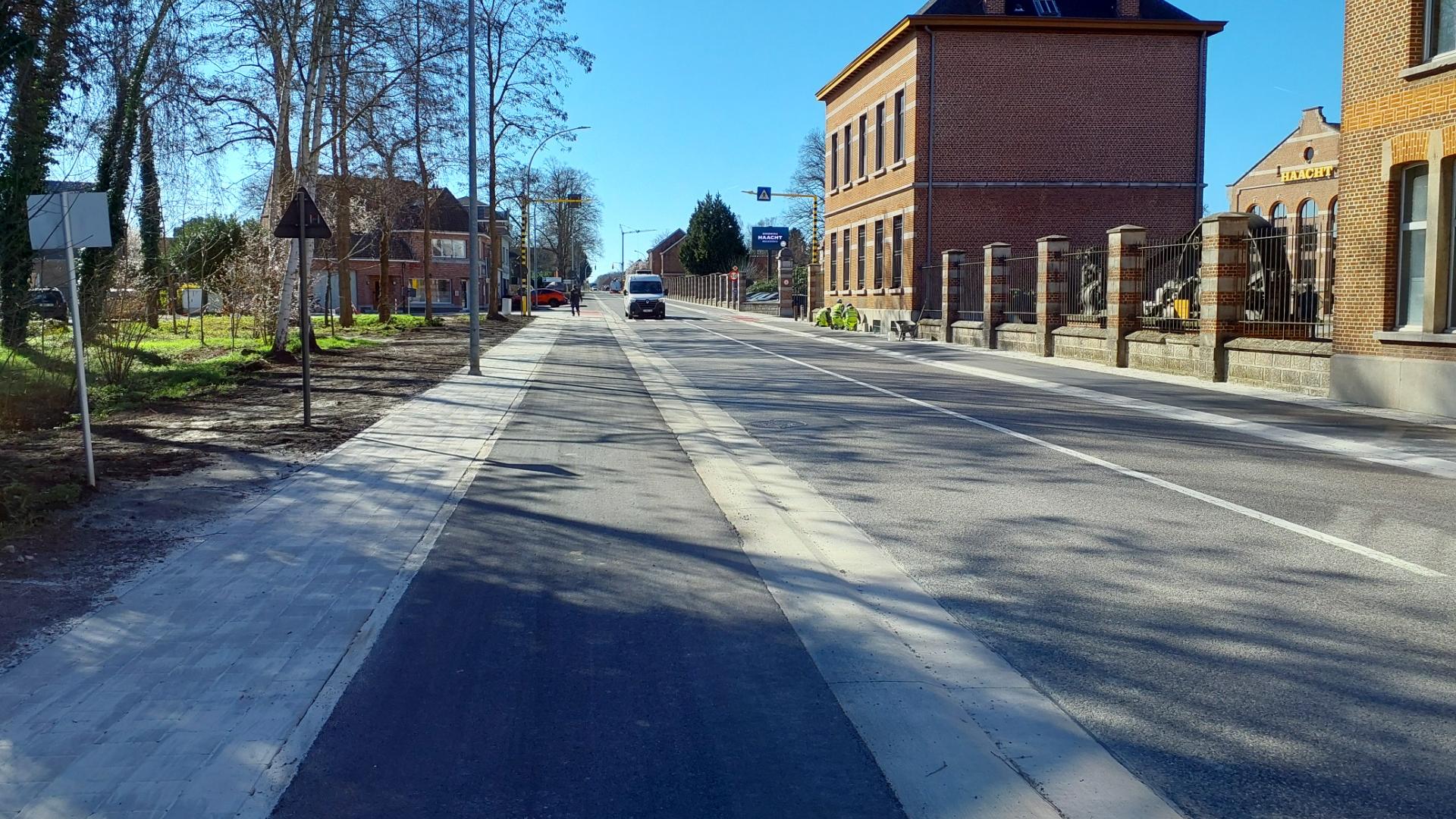 Beeld Provinciesteenweg na de werken aan voet- en fietspaden langs de brouwerij van Haacht