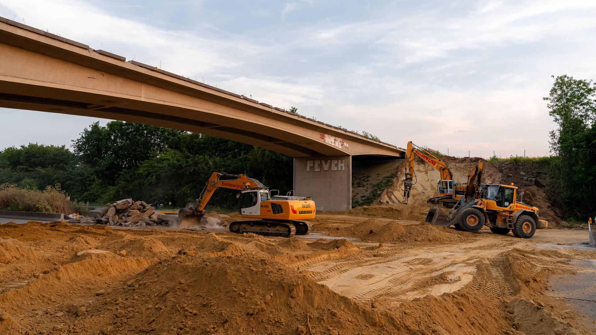 De aannemer bereidt het zandbed voor waarop de brug wordt neergelegd