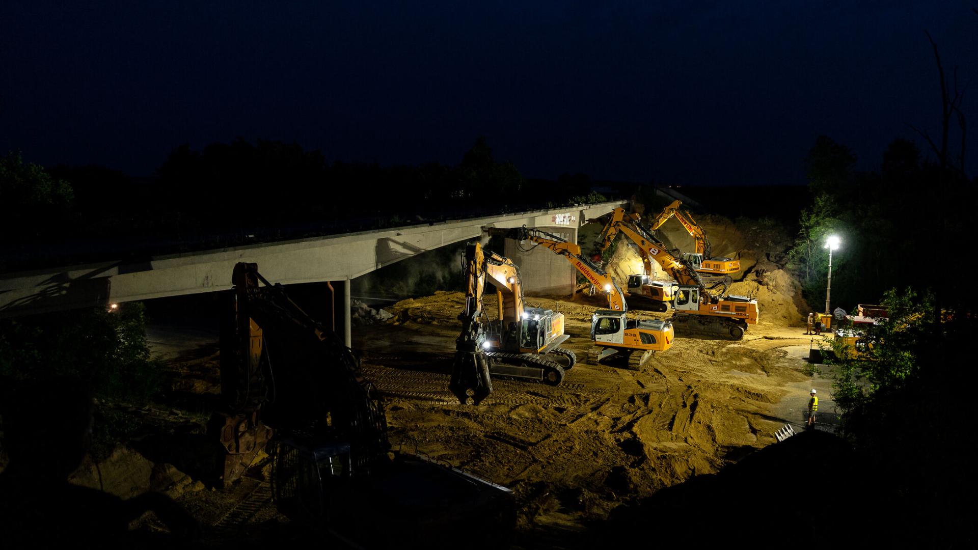 Met zes kranen wordt aan de afbraak van de brug gewerkt - 6
