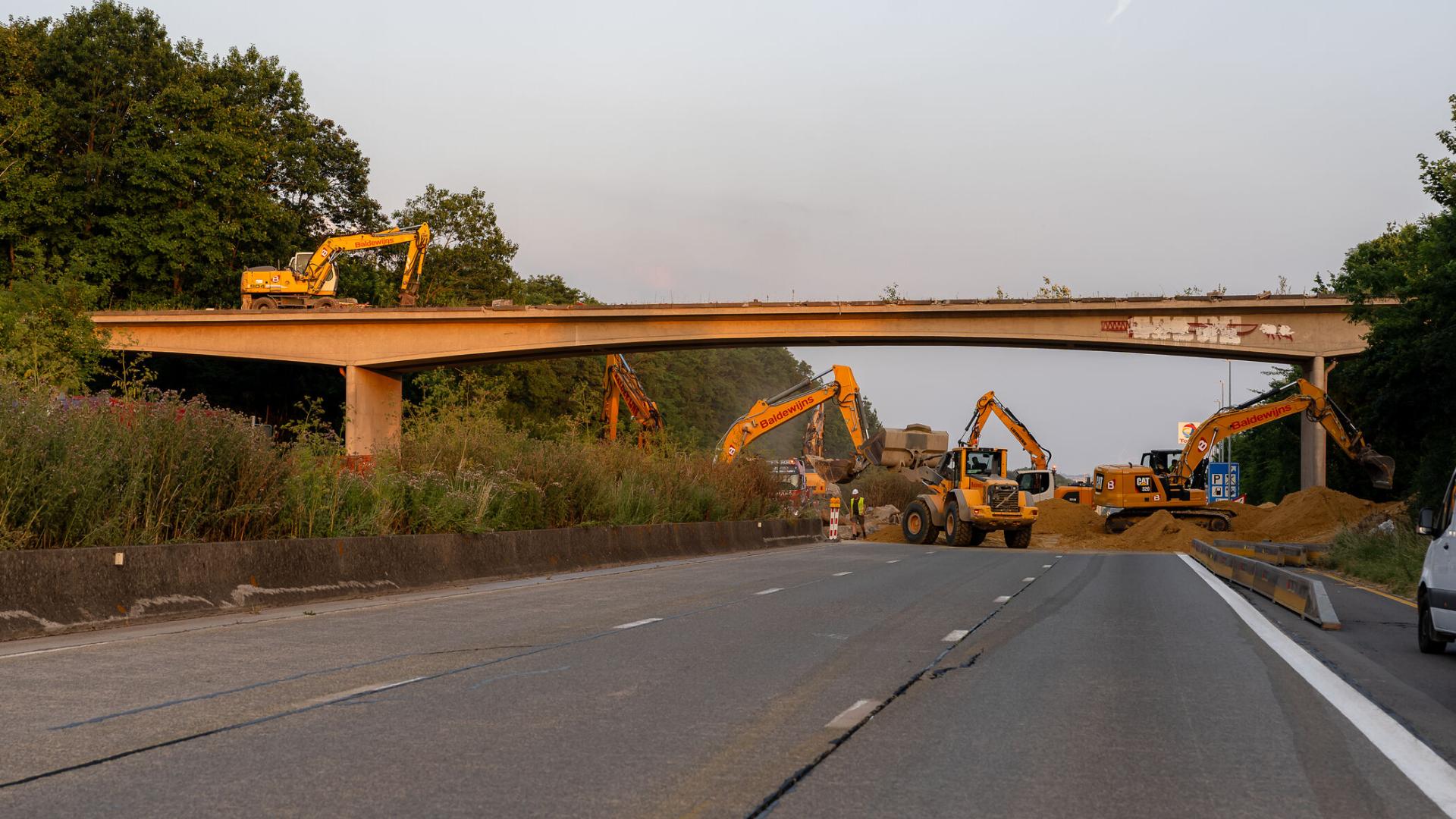De aannemer bereidt het zandbed voor waarop de brug wordt neergelegd