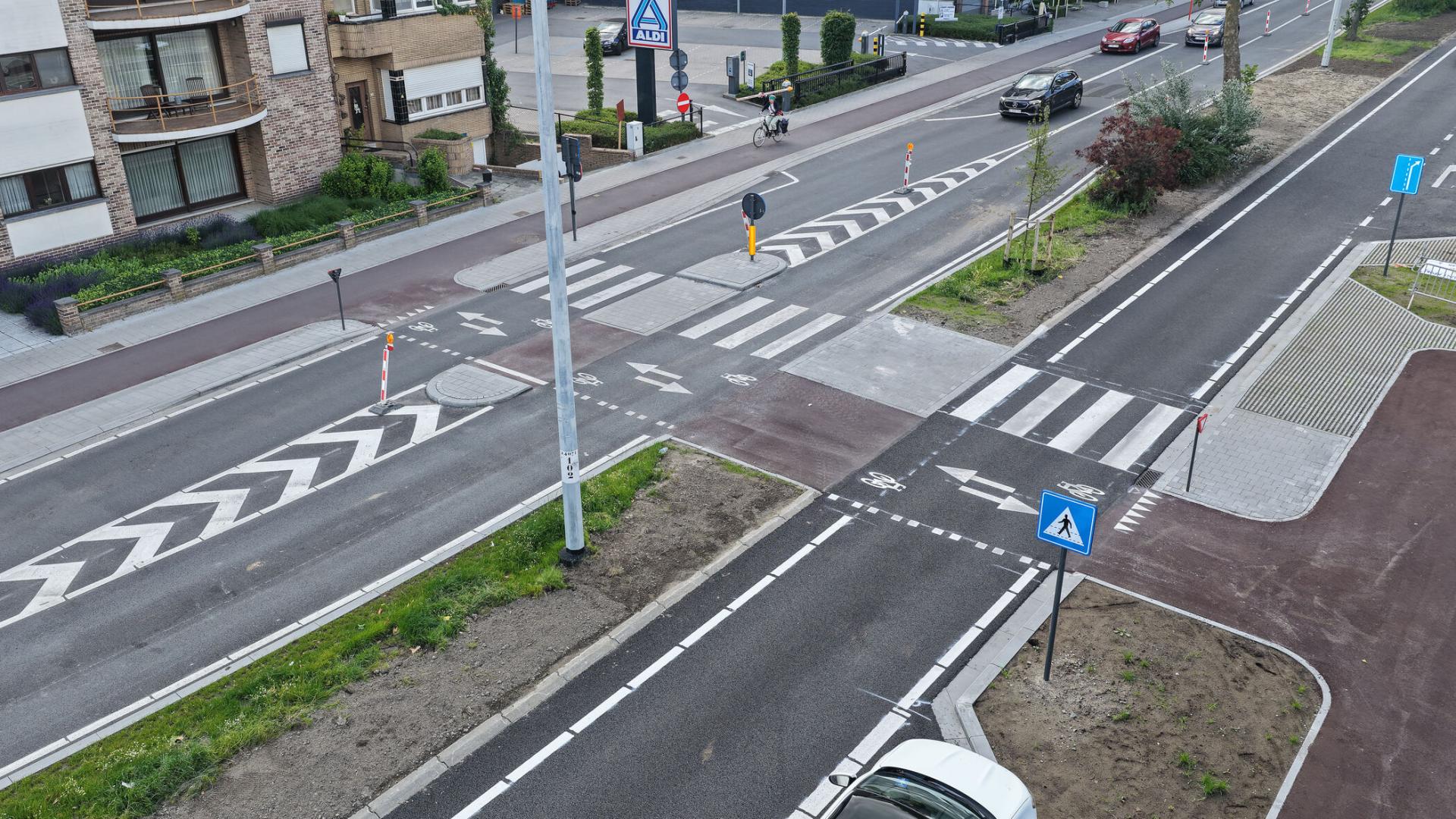 N1_Mortsel_HeraanlegMechelsesteenweg_EindeWerken - nieuwe oversteekplaats t.h.v. Aldi